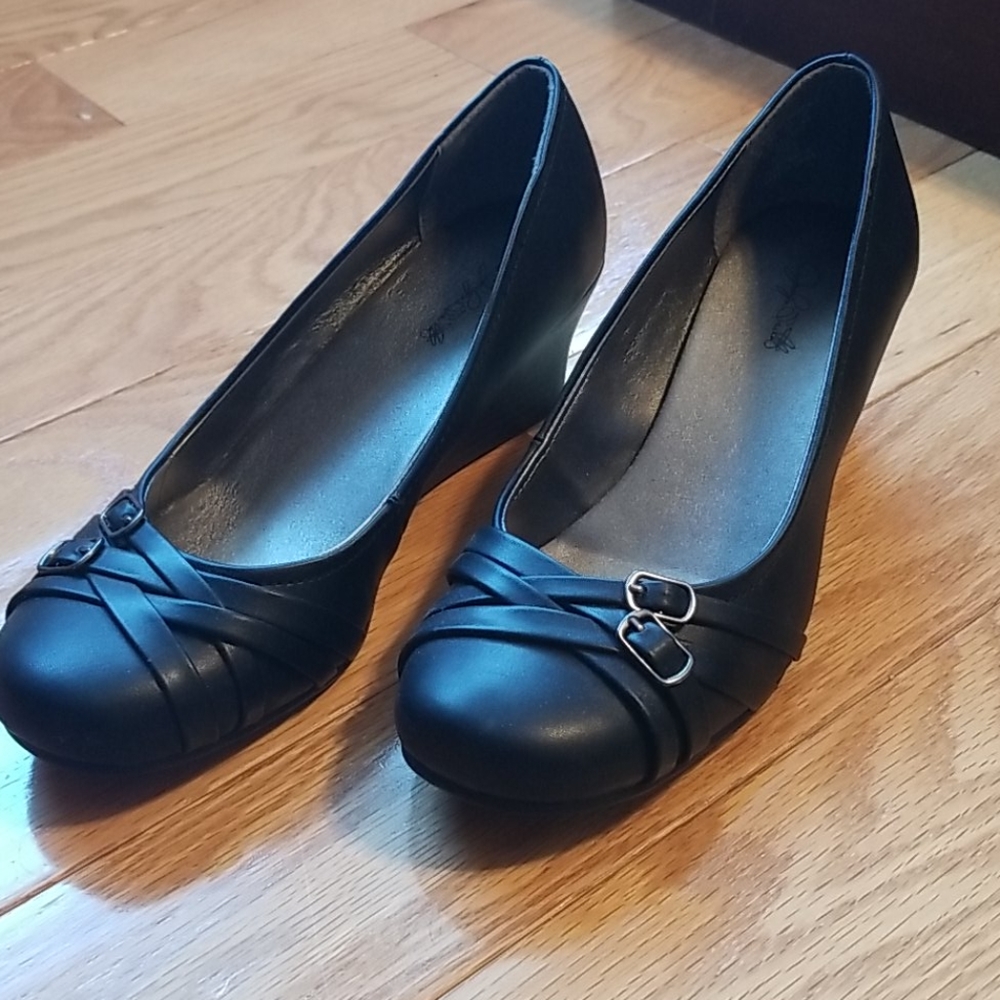 Black mini pumps